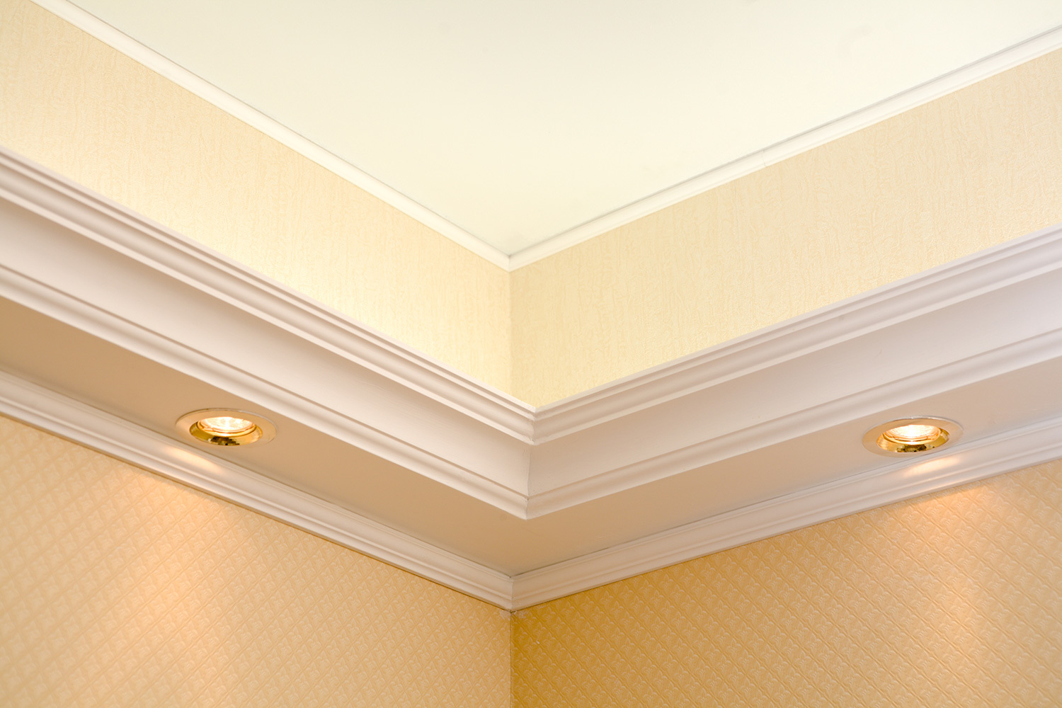 Монтаж потолочного плинтуса 